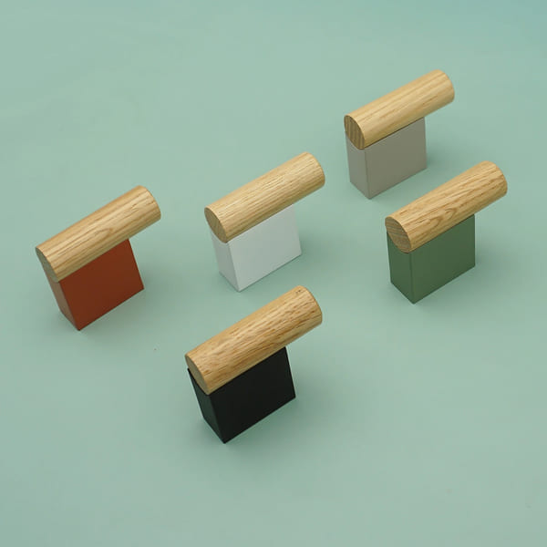 Patère Design <br> Métal Coloré avec crochet en Bois