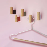 Patère Design <br> Métal Coloré avec crochet en Bois